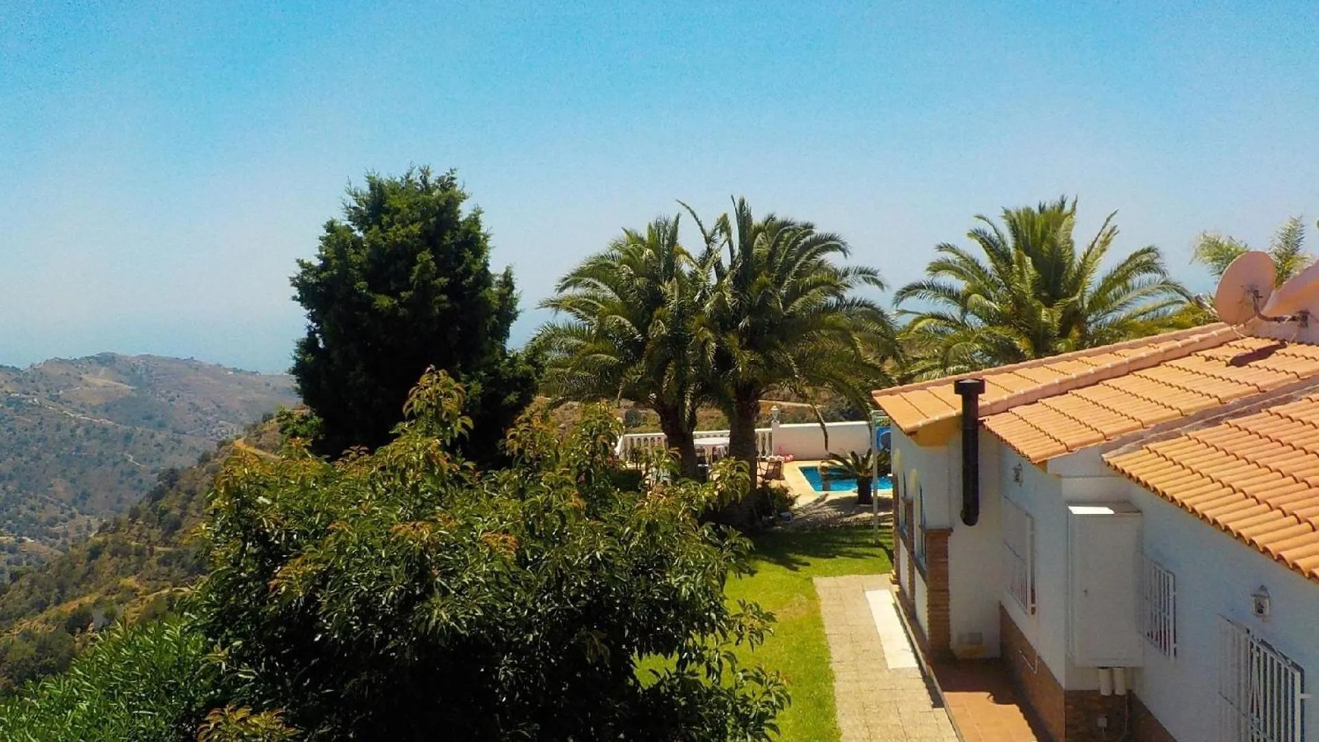 Casa Palmeras In Sayalonga Mit Gepflegtem Garten Spain
